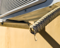 Muitos desperdiçam a água do ar condicionado, mas aqui está por que você deveria reutilizá-la