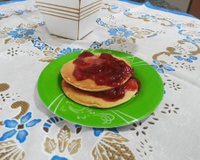 Panqueca americana com geleia de morango