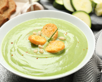 Essa sopa creme de abobrinha é perfeita para um jantar leve e nutritivo: sempre faço no inverno