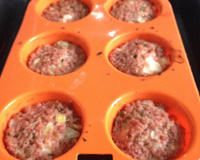 Empadinha de linguiça, recheada com ovo e queijo