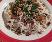 Macarrão de arroz com cogumelos