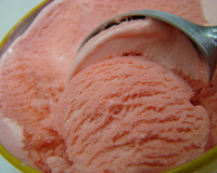 Sorvete de morango caseiro no pote com uma colher