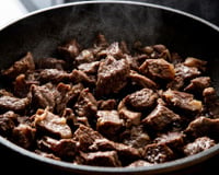 Um chef profissional deu um conselho que todos vão agradecer: "Muitas pessoas fazem isso assim que colocam a carne na panela, e é exatamente por isso que ela fica dura e seca."