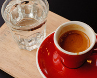 Na Itália, é comum servir um copo de água junto com café, mas não parecia fazer sentido até um especialista revelar o motivo