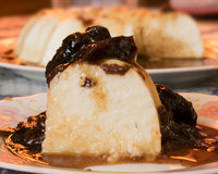 Manjar branco especial com calda de ameixa: confira a receita