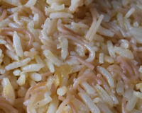 Arroz com aletria ( macarrão cabelo de anjo)