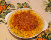 Espaguete com molho de lingüiça de frango