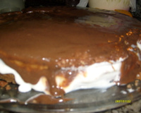 Bolo de chocolate com mousse de limão e cobertura de brigadeiro