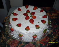 Bolo com creme de morango