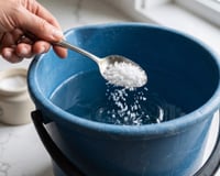 Colocar sal na água para limpar o chão funciona? TudoGostoso explica como o truque funciona e se vale a pena testar em casa