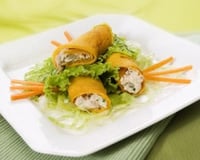 Salada verde com mini panqueca de cenoura