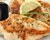 Meu filé de frango na airfryer sempre ficava seco e sem gosto, mas finalmente aprendi o segredo para ele ficar suculento e cheio de sabor!