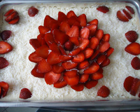 Bolo gelado assado com recheio de morango