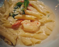 Macarrão ao molho branco com camarão