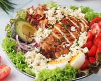 O que é a salada Cobb e por que você deveria experimentá-la? Uma refeição completa, nutritiva e fácil de fazer