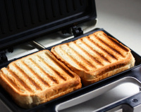 Desde que aprendi esse truque minha sanduicheira não fica mais suja: só precisa de um item que você já deve ter em casa