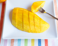 Sem se esforçar com o caroço e sem desperdiçar fruta: a maneira mais fácil de cortar uma manga você aprende no TudoGostoso