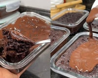 Bolo de chocolate fit com cobertura cremosa e só 220 calorias: receita prática não vai açúcar, nem farinha e pode misturar direto na forma!