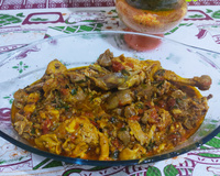 Galinha caipira com açafrão