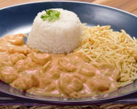 Eu separo uma receita especial do meu caderninho para fazer todo domingo e dessa vez é strogonoff de camarão!