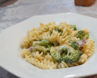 Macarrão com molho branco e  brócolis