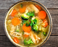 Muita gordura na sopa? Veja esses truques INFALÍVEIS para tirar todo o excesso de óleo e deixá-la mais saudável