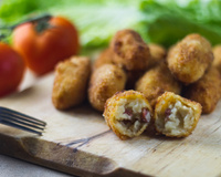Bolinho de batata com carne seca (ou frango) e queijo