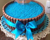 Bolo de aniversário com kit kat