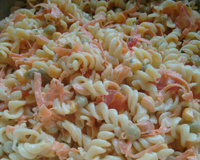 Salada de macarrão com peito de frango e molho de creme de leite