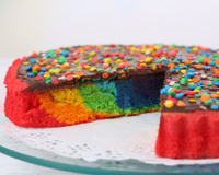 Bolo arco-íris: aprenda a fazer essa receita coloridíssima!