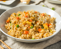 Arroz frito com frango e legumes: receita perfeita para um almoço facil, rápido e saboroso