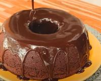 Esse bolo de café com chocolate é meu novo vício: fofinho e com uma calda perfeita