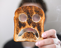 4 dicas para tirar o cheiro de queimado da cozinha