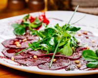 Pra quem ama beterraba: segredo da receita de carpaccio do vegetal está no molho perfeito