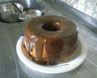 Bolo de chocolate com cobertura cremosa