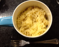 Macarrão de queijo na caneca