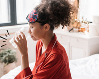 Os reais benefícios de beber água quente pela manhã ou antes de dormir, segundo evidências recentes