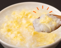 Como cozinhar mingau de aveia com ovo no micro-ondas para um café da manhã com mais proteína