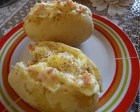 Batata recheada com requeijão e bacon