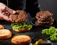 Os chefs adicionam um ingrediente aos hambúrgueres que os torna muito mais suculentos e saborosos