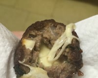 Bolinha de carne moída recheada com queijo