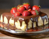 Bombom de morango na travessa