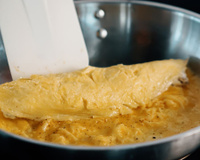 O que os japoneses colocam em suas omeletes para que elas fiquem tão fofinhas e deliciosas? Parece um nuvem e tem um sabor incrível