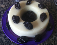 Manjar branco com ameixas