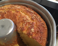 Bolo de fubá com queijo parmesão