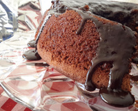 Receita fácil de bolo molhado de chocolate