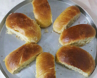 Pão de cachorro quente na máquina de pão