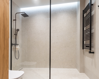 Box de banheiro saiu de moda? Tendência para os próximos anos resgata um clássico das casas antigas