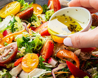 Deixe a salada verde ainda mais gostosa com esses 3 molhos que te ajudam a variar no sabor!