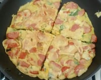 Omelete com salsicha e cebola